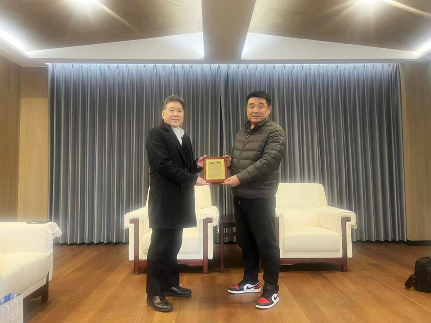 OTC海表事业部长，中国区董事长、副总、机械人部部长，交易担任亲自颁奖